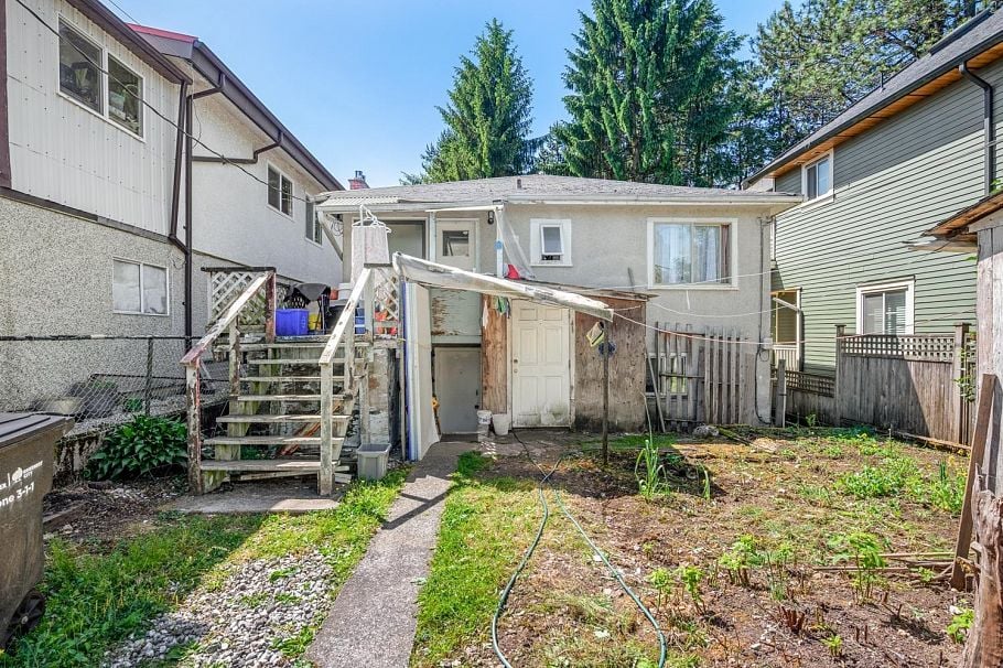 2733 E 28th Avenue Vancouver, BC - 33
