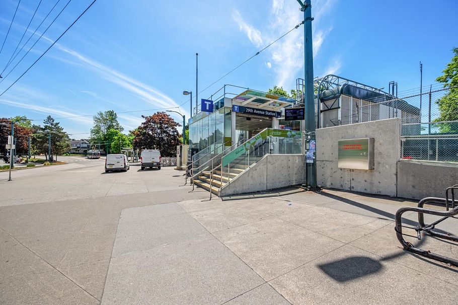 2733 East 28th Avenue Vancouver, BC - 35
