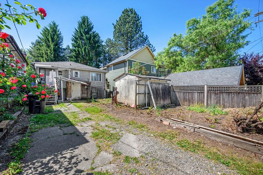 2733 East 28th Avenue Vancouver, BC - 28