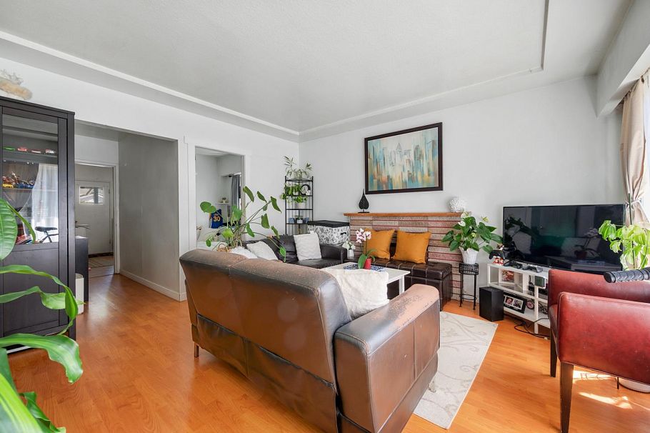 2733 E 28th Avenue Vancouver, BC - 9