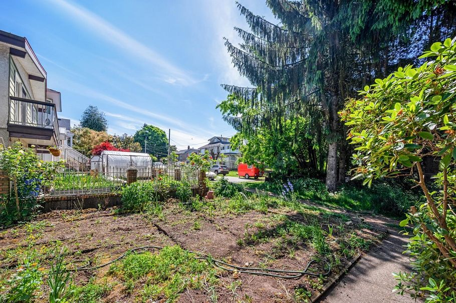 2733 East 28th Avenue Vancouver, BC - 6