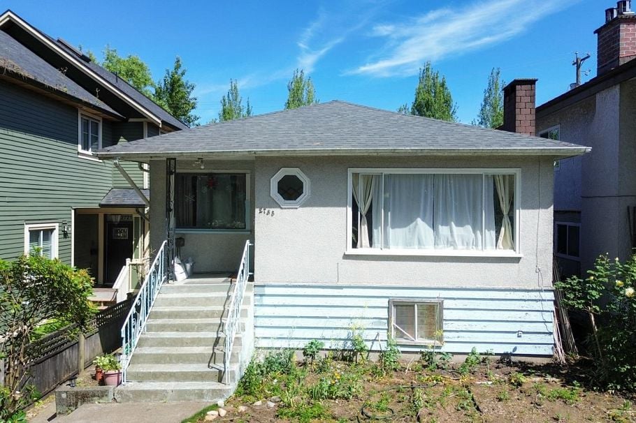 2733 E 28th Avenue Vancouver, BC - 2