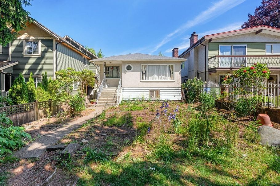 2733 E 28th Avenue Vancouver, BC - 5