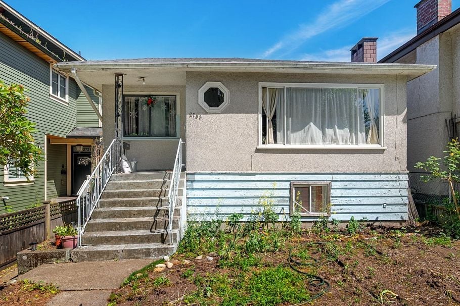 2733 E 28th Avenue Vancouver, BC - 1