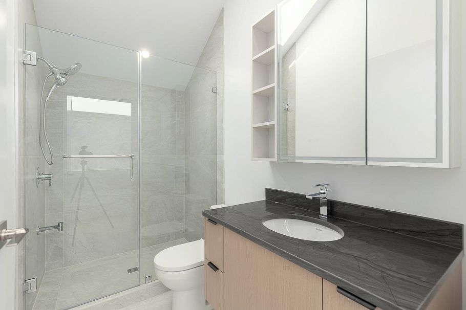22 W 14th Avenue Vancouver, BC - 9