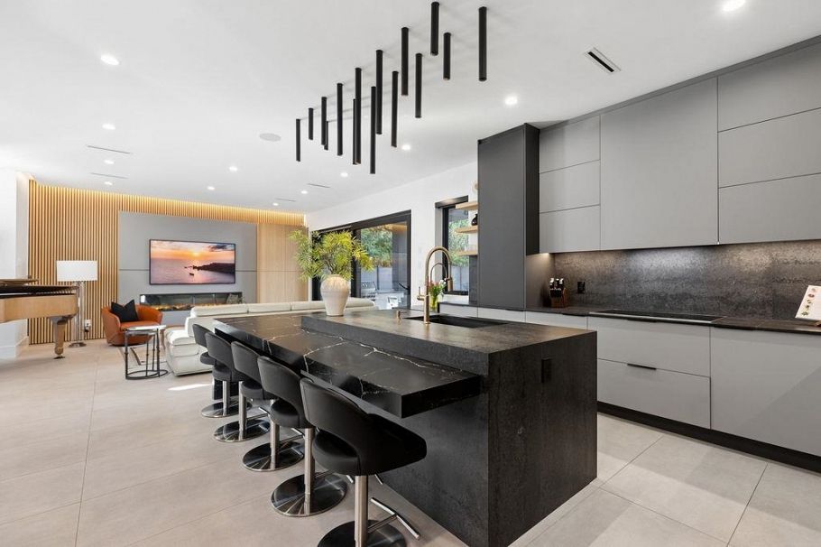 1200 Bedford Court North Vancouver, BC - 1