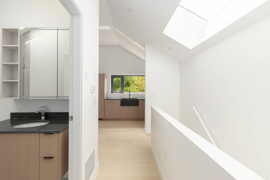 22 W 14th Avenue Vancouver, BC - 10
