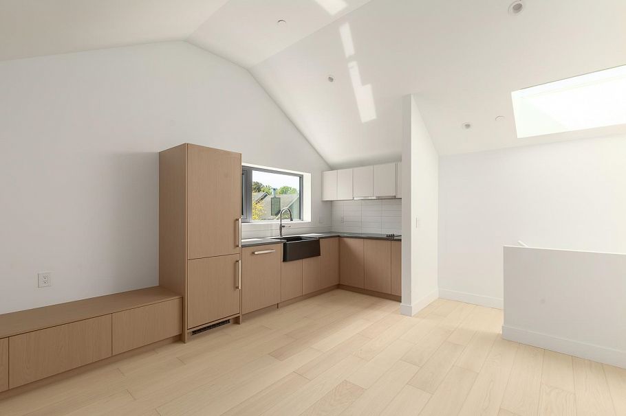 22 W 14th Avenue Vancouver, BC - 2