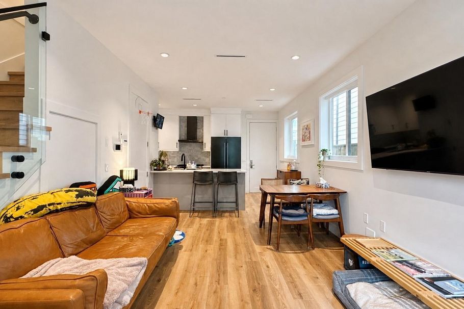 849 W 67th Avenue Vancouver, BC - 2