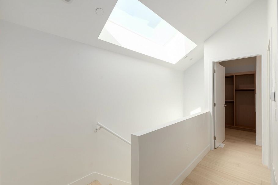 22 W 14th Avenue Vancouver, BC - 8