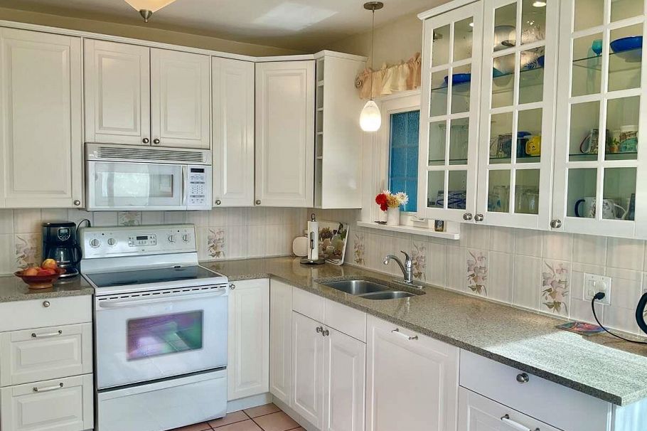 3974 W 18th Avenue Vancouver, BC - 18