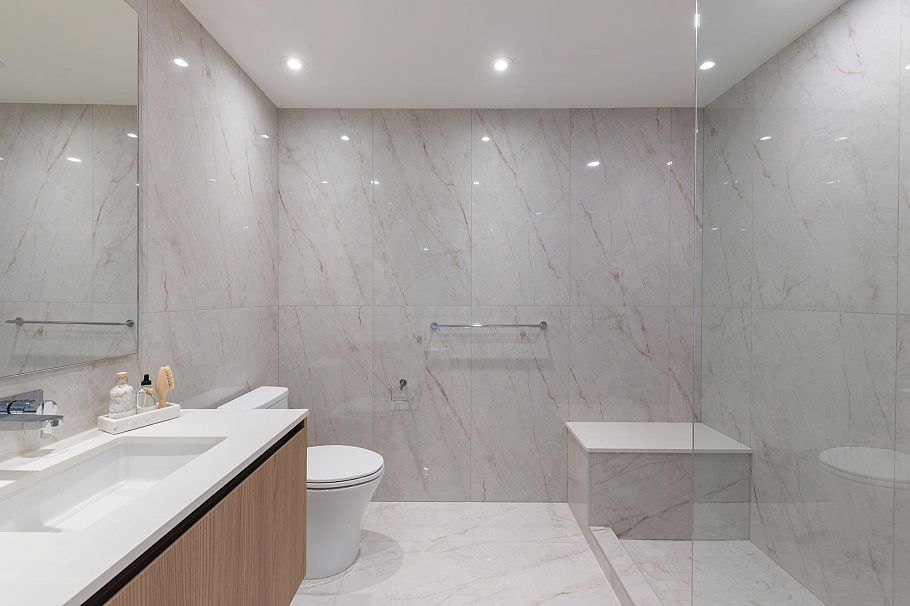 302 135 E 13th Street North Vancouver, BC - 18