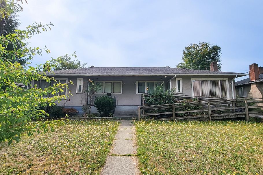 2576 S Grandview Highway Vancouver, BC - 1