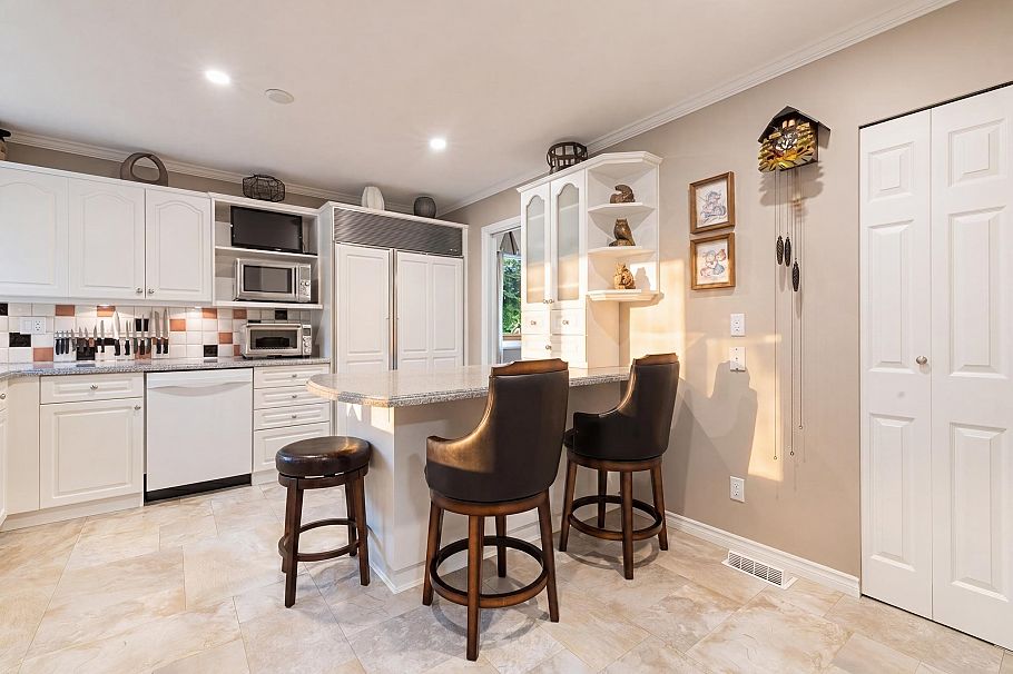 942 Montroyal Boulevard North Vancouver, BC - 8