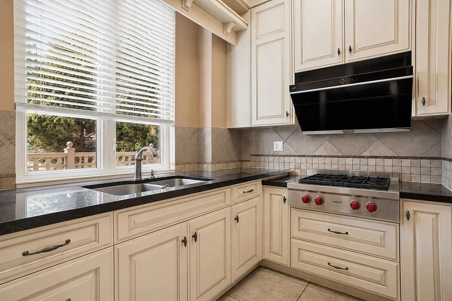 2155 W 37th Avenue Vancouver, BC - 14