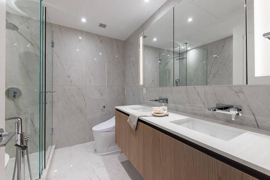 302 135 E 13th Street North Vancouver, BC - 14