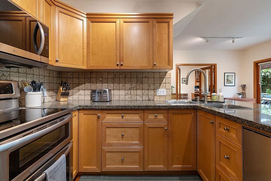 3552 W 49th Avenue Vancouver, BC - 16