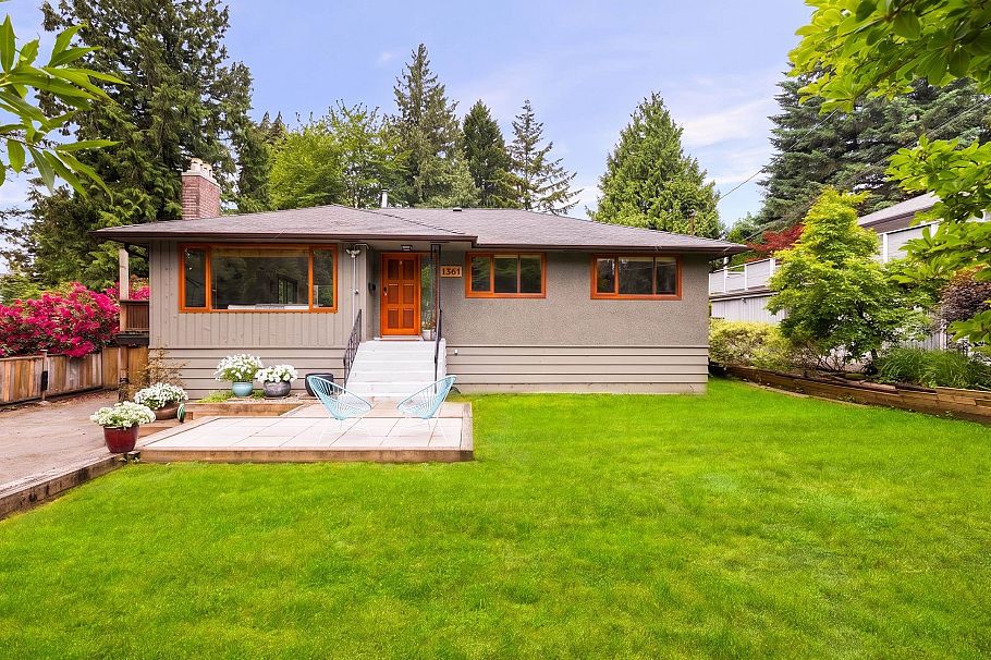 1561 Merlynn Crescent North Vancouver, BC - 1