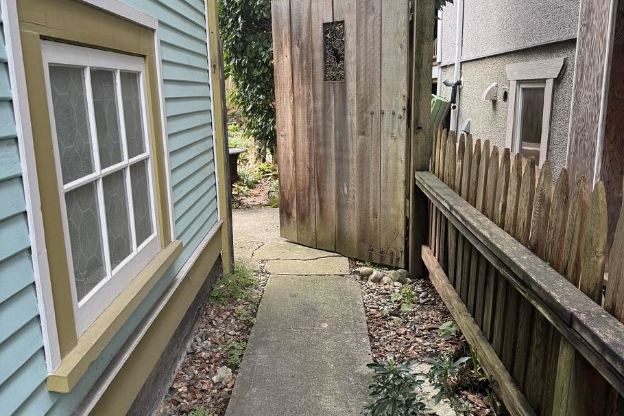 2076 Turner Street Vancouver, BC - 24