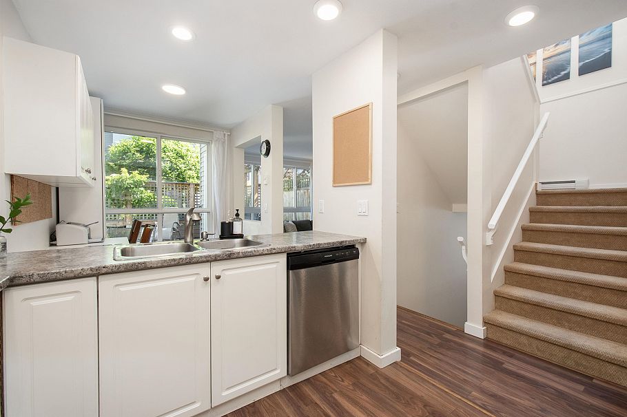 1 270 E Keith Road North Vancouver, BC - 12