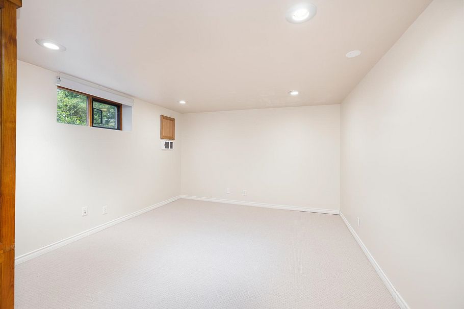1561 Merlynn Crescent North Vancouver, BC - 28