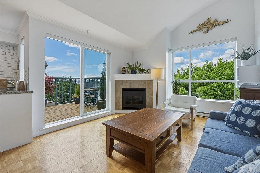 402 1617 Grant Street Vancouver, BC - 1