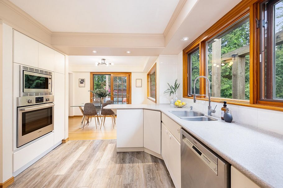 1561 Merlynn Crescent North Vancouver, BC - 19