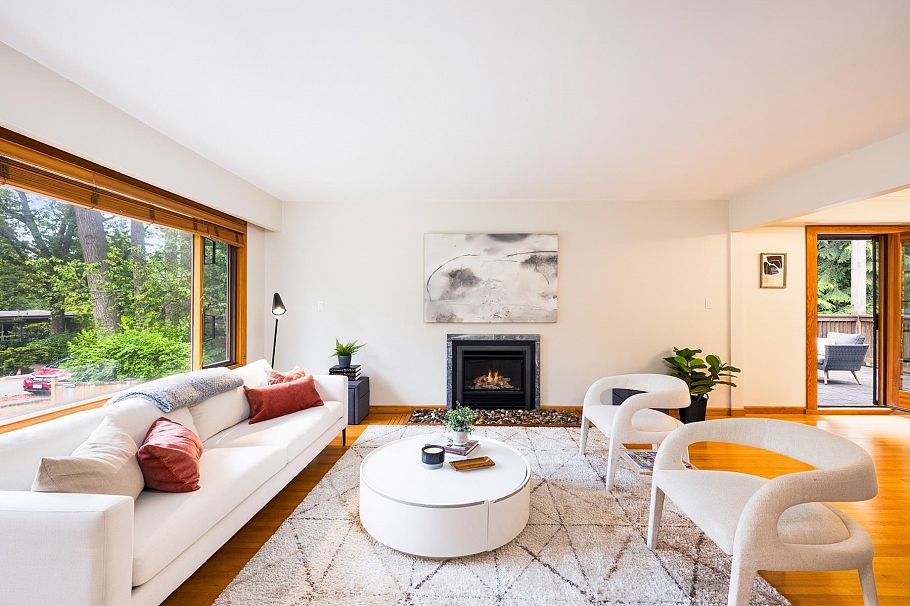 1561 Merlynn Crescent North Vancouver, BC - 3