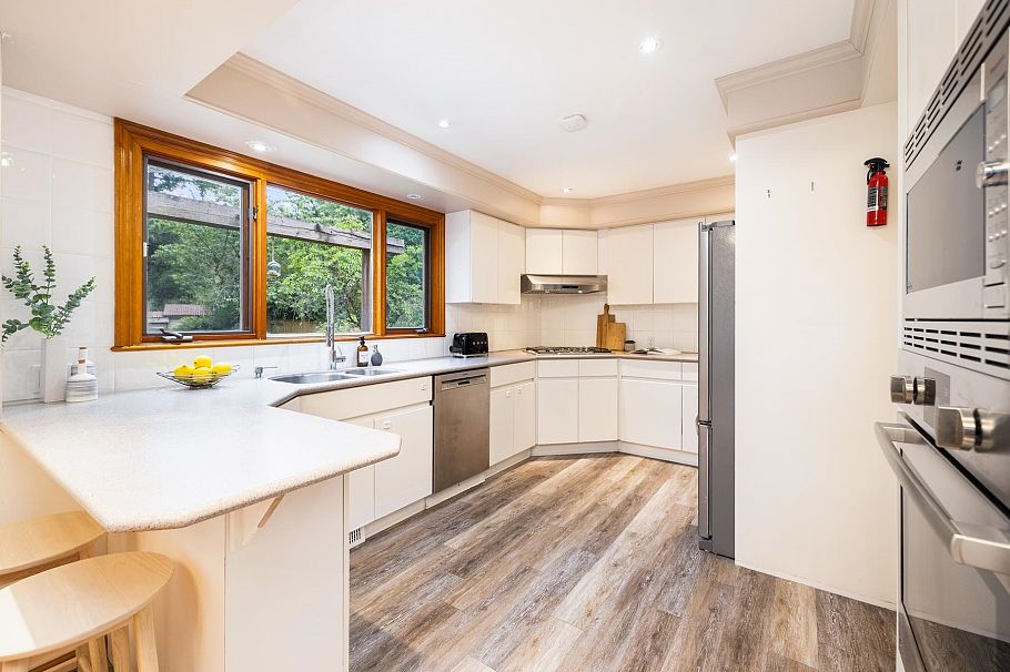 1561 Merlynn Crescent North Vancouver, BC - 20