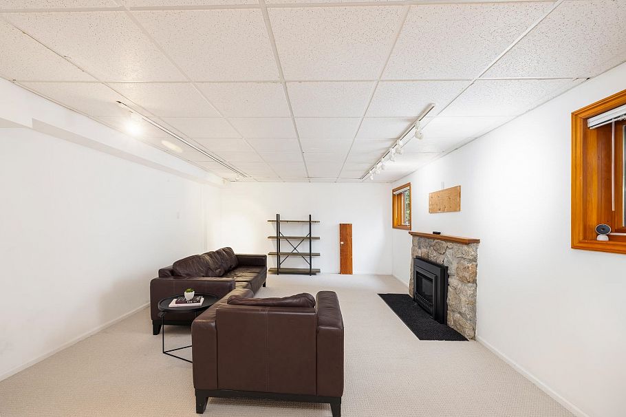 1561 Merlynn Crescent North Vancouver, BC - 25