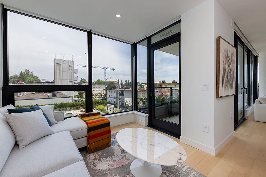 302 135 E 13th Street North Vancouver, BC - 10