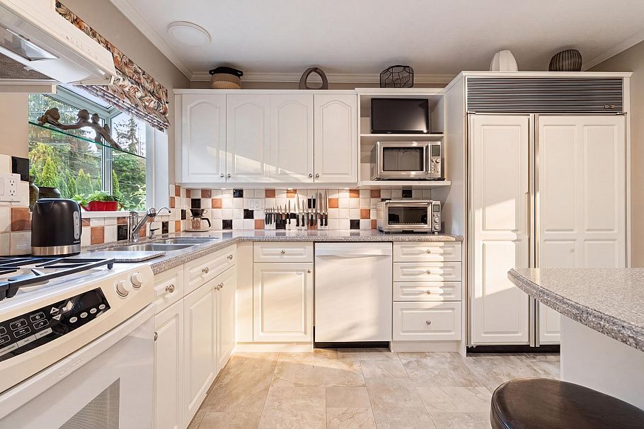 942 Montroyal Boulevard North Vancouver, BC - 9