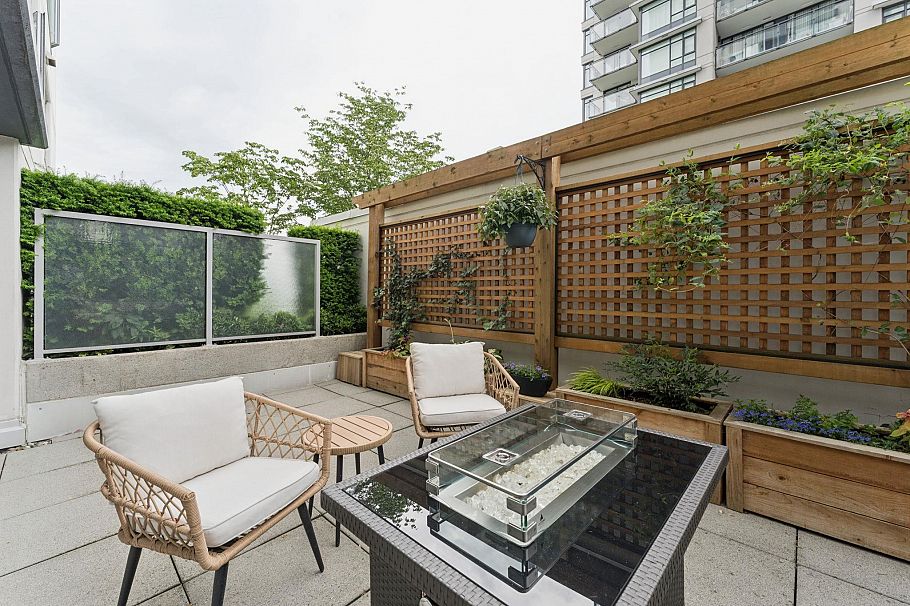 306 1320 Chesterfield Avenue North Vancouver, BC - 1