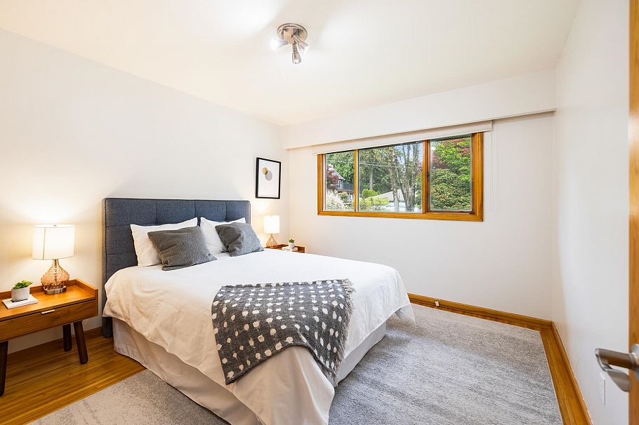 1561 Merlynn Crescent North Vancouver, BC - 4