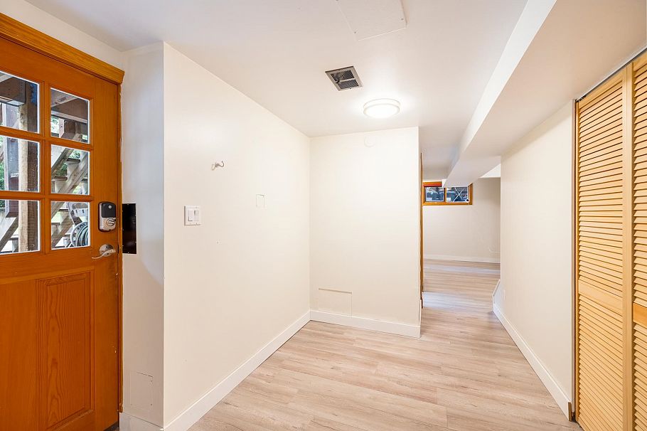 1561 Merlynn Crescent North Vancouver, BC - 30