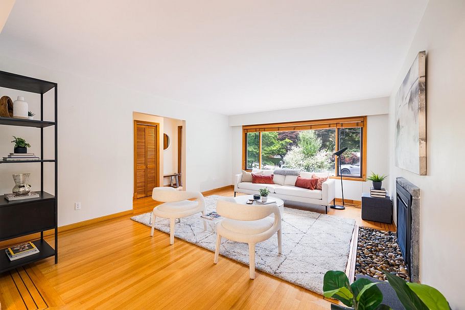 1561 Merlynn Crescent North Vancouver, BC - 14