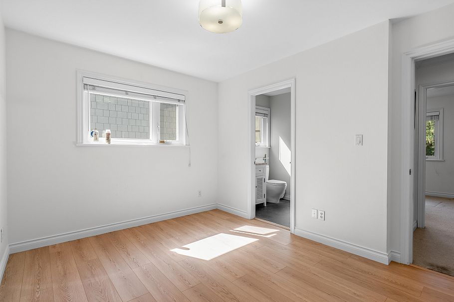 3985 W 14th Avenue Vancouver, BC - 9