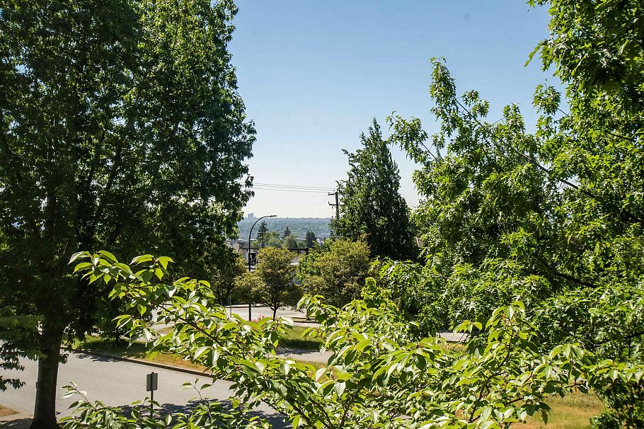 1 270 E Keith Road North Vancouver, BC - 25