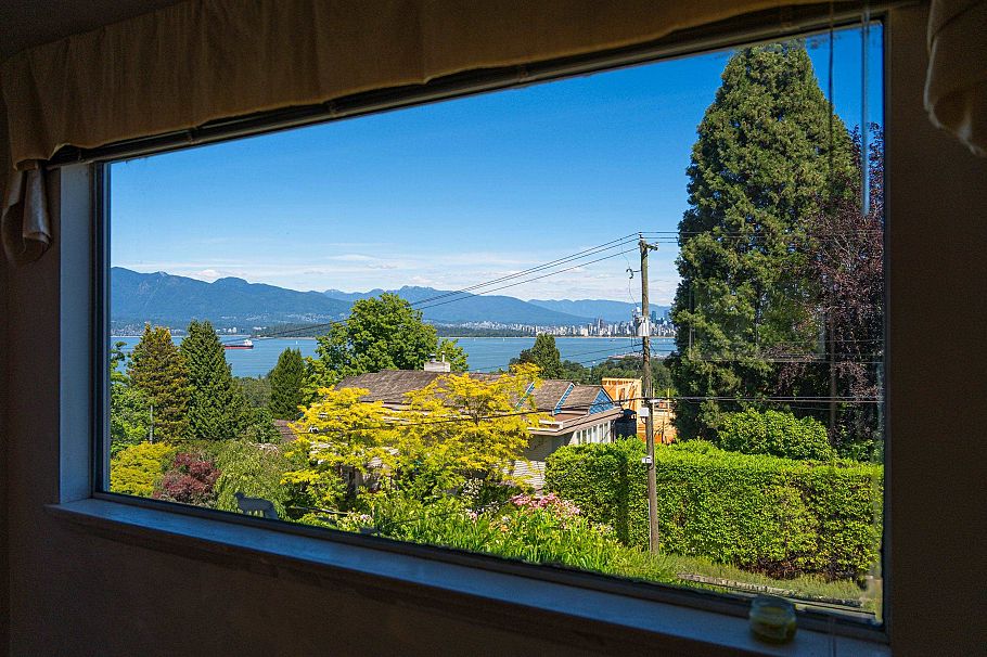 1937 Tolmie Street Vancouver, BC - 3