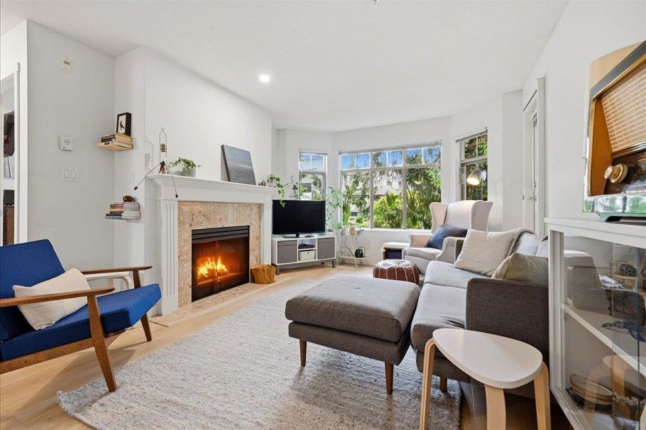 411 2059 Chesterfield Avenue North Vancouver, BC - 1