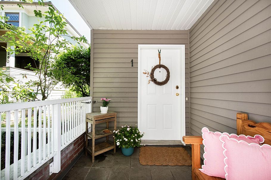 1 270 E Keith Road North Vancouver, BC - 2