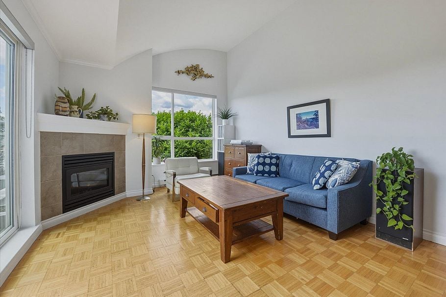 402 1617 Grant Street Vancouver, BC - 4