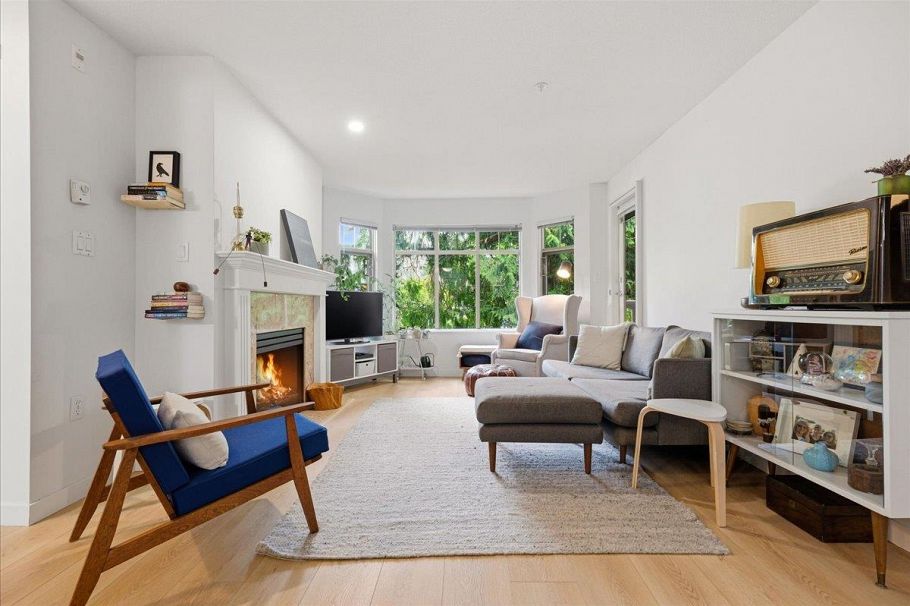 411 2059 Chesterfield Avenue North Vancouver, BC - 2