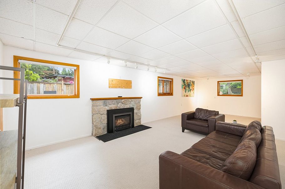 1561 Merlynn Crescent North Vancouver, BC - 26