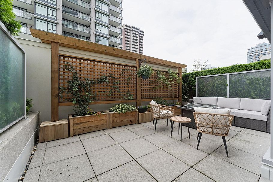 306 1320 Chesterfield Avenue North Vancouver, BC - 3