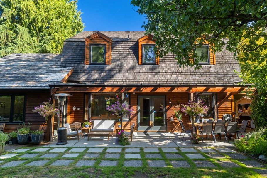 3552 W 49th Avenue Vancouver, BC - 1