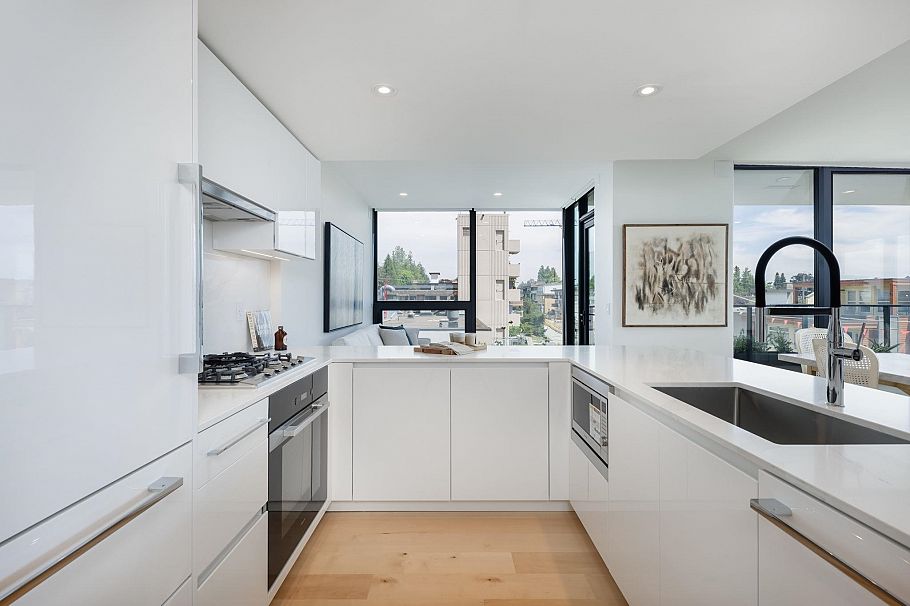 302 135 E 13th Street North Vancouver, BC - 8