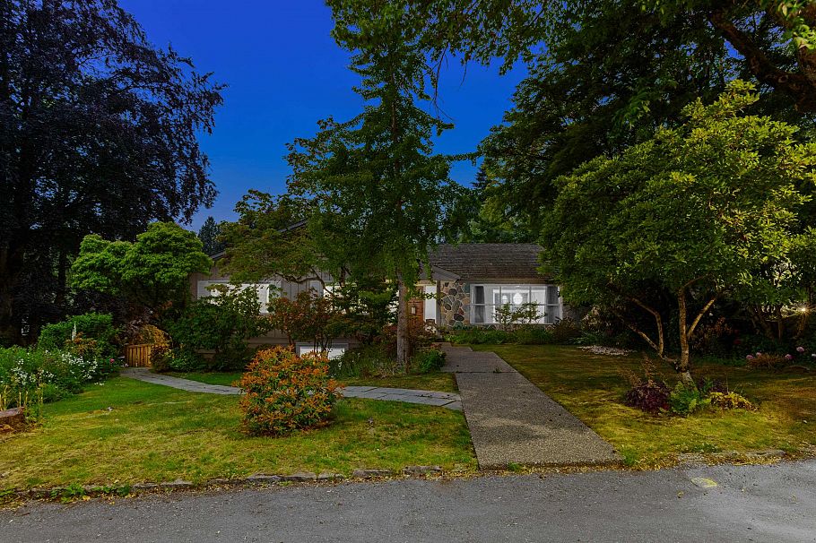 6297 Mackenzie Street Vancouver, BC - 1