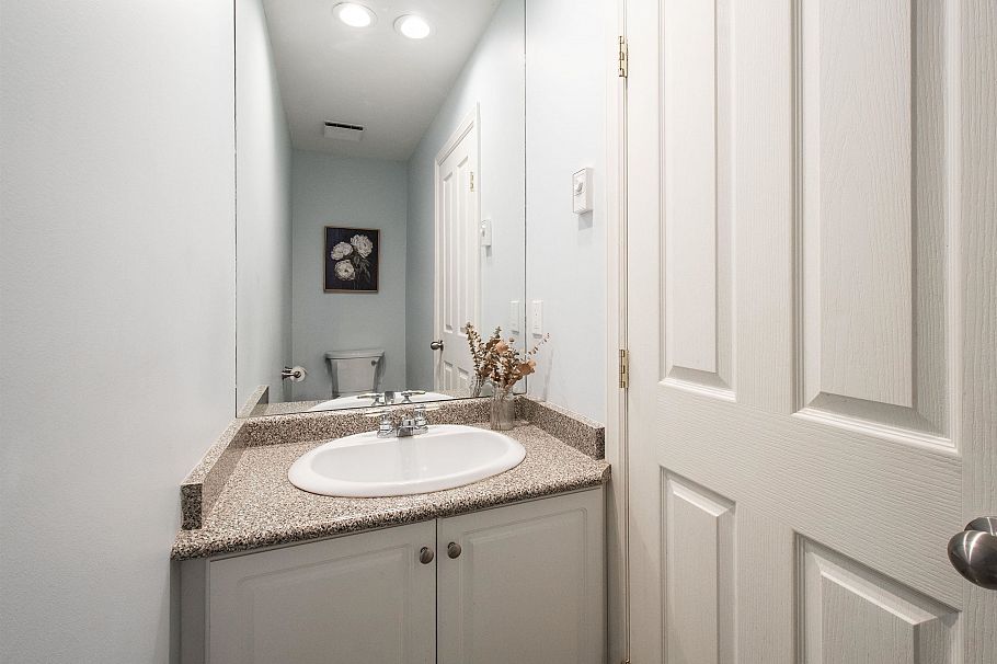 1 270 E Keith Road North Vancouver, BC - 34