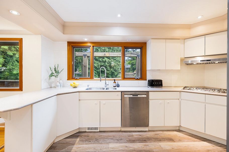 1561 Merlynn Crescent North Vancouver, BC - 18